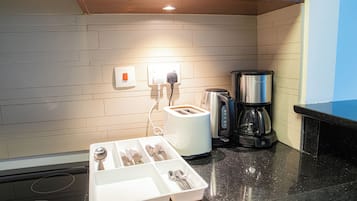 Bouilloire électrique, grille-pain