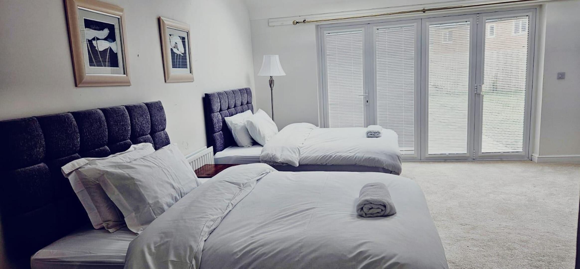 5 عدّة غرف نوم وواي فاي مجانًا وملاءات أسرّة