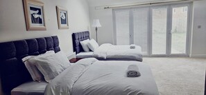 House | 5 bedrooms, free WiFi, bed sheets - House - Sleeps 11 - Parking - Station Close (Preston)