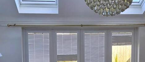 5 bedrooms, free WiFi, bed sheets