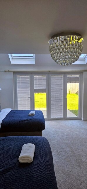 5 bedrooms, free WiFi, bed sheets - House - Sleeps 11 - Parking - Station Close (Preston)