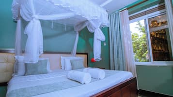 Executive suite | 1 slaapkamer, een kluis op de kamer, een bureau, een laptopwerkplek