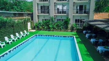 Una piscina al aire libre