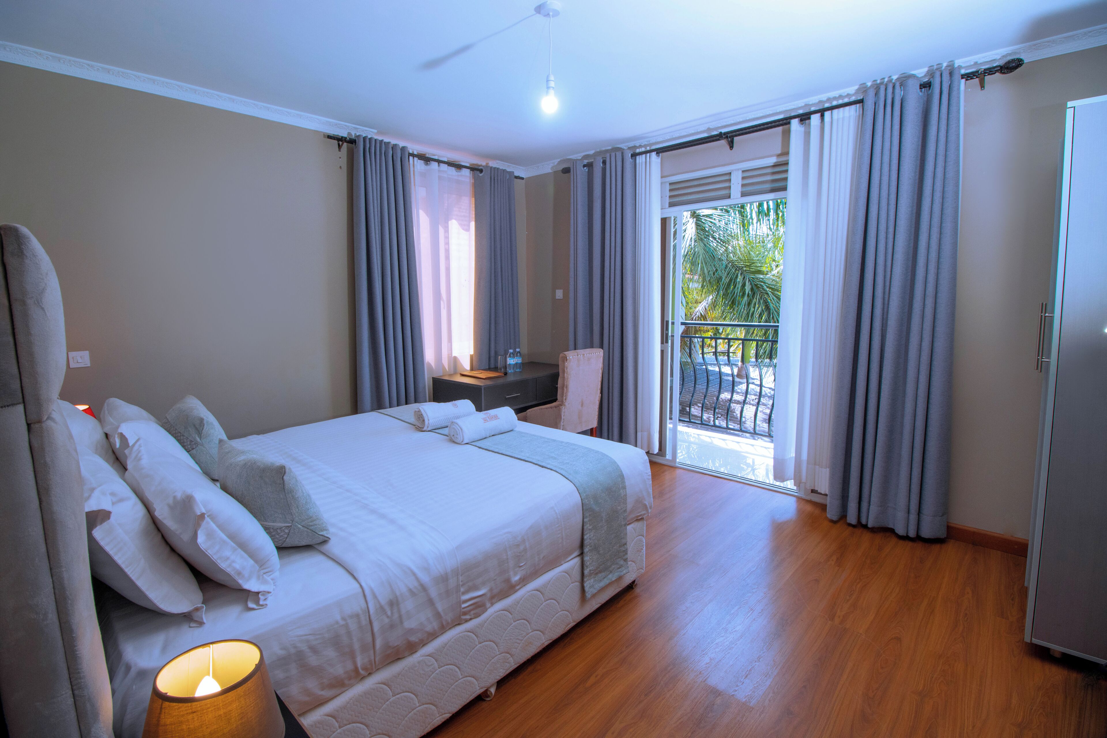 Caja de seguridad en la habitación y escritorio 