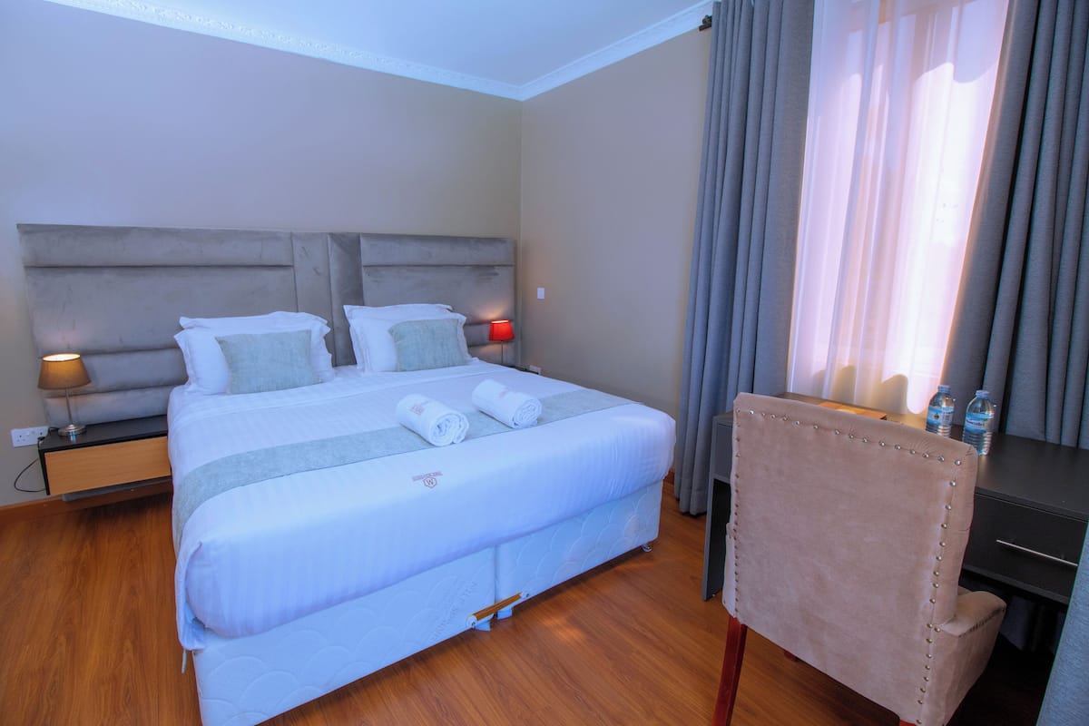 1 habitación, caja de seguridad en la habitación y escritorio