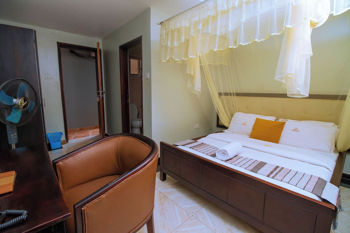 1 habitación, caja de seguridad en la habitación y escritorio