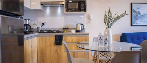 Réfrigérateur, micro-ondes, plaque de cuisson, cafetière/bouilloire