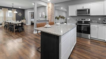 Frigorífic, microones, forn i placa de cuina