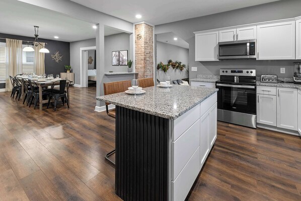 Fridge, microwave, oven, stovetop - Spacious Downtown Retreat Near the Children’s Museum (Indianapolis)