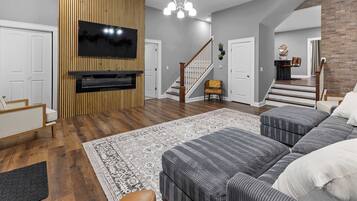 Televisor, llar de foc i oficines