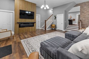 TV, fireplace, offices - Spacious Downtown Retreat Near the Children’s Museum (Indianapolis)