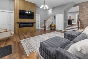 TV, fireplace, offices - Spacious Downtown Retreat Near the Childrens Museum (Indianapolis)