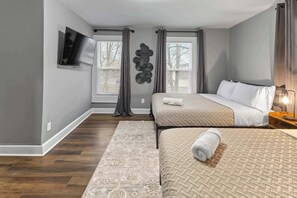 6 bedrooms, desk, iron/ironing board, WiFi - Spacious Downtown Retreat Near the Children’s Museum (Indianapolis)