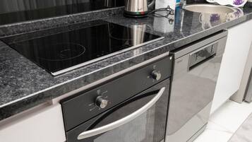 Refrigerador, microondas, horno y lavavajillas