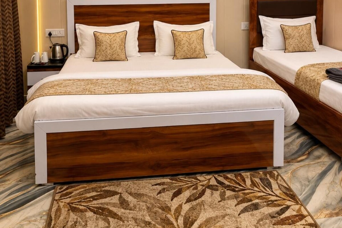 Family Room | Desk, WiFi (free), bed sheets