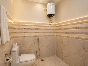 Budget Room | Bathroom | Free toiletries, bathrobes, slippers, towels