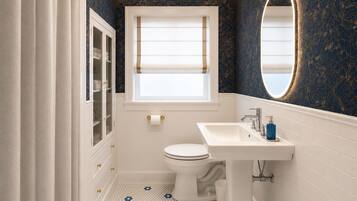Super Deluxe Room | Bathroom | Free toiletries, bathrobes, slippers, towels