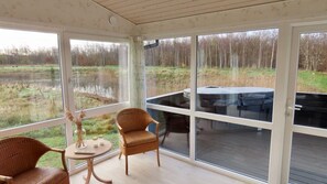 Classic Tree House, Lake View | Living area - Natur Suiten (Outrup)