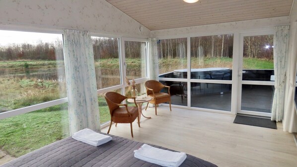 Classic Tree House, Lake View | Living area - Natur Suiten (Outrup)