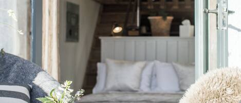 1 habitación, tabla de planchar con plancha y cuna de viaje