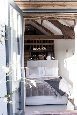 1 bedroom, iron/ironing board, travel cot, free WiFi