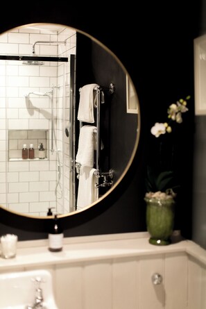 Sèche-cheveux, bidet, serviettes fournies, savon