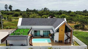 A modern house with a swimming pool, a deck, and a large garden. - Large villa with private pool, 600m from Mae Rumphueng beach and near Koh Samet (Taphong)