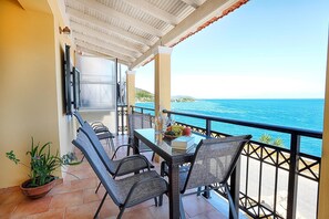 Appartement supérieur, vue sur la baie, face à la mer | Terrasse/patio