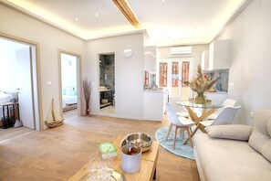 Een 60-inch plasmatelevisie met satellietzenders en streamingdiensten