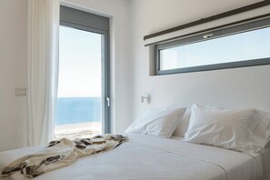 3 bedrooms, iron/ironing board, travel crib, free WiFi - Kea On The Rocks - Villa Limestone (kea)