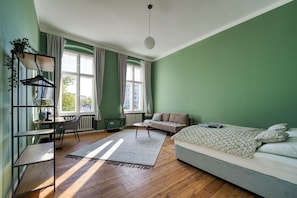 2 slaapkamers, een bureau, reisbedje, wifi