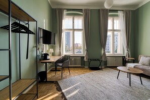 Smart TV - Spacious 2-Bedroom Apartment in West Berlin, Sleeps 6, Family & Group Friendly (Berlin)