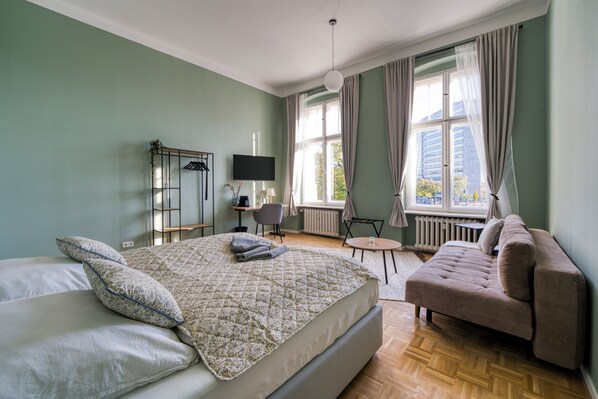 2 bedrooms, desk, travel cot, WiFi - Spacious 2-Bedroom Apartment in West Berlin, Sleeps 6, Family & Group Friendly (Berlin)