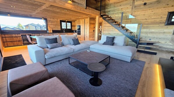 Téléviseur connecté, foyer, jeux vidéo, table de baby-foot