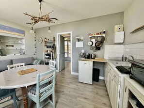 Refrigerador, horno, cafetera y tetera y tostadora 