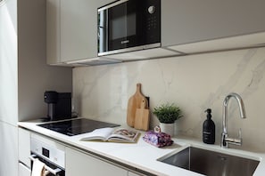 Family Studio, Courtyard Area | Private kitchen | Fridge, microwave, oven, stovetop - FiveM Notting Hill (London)