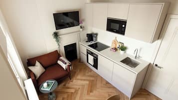 Estudio clásico | Cocina privada | Refrigerador, microondas, horno y parrilla de estufa