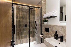 Shower, free toiletries, hair dryer, towels - FiveM Notting Hill (London)