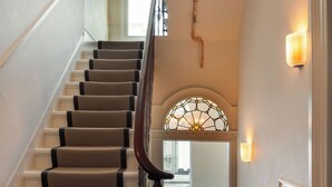 A staircase with a handrail, carpeted steps, and a chandelier. - FiveM Notting Hill (London)