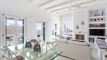 Vila, pemandangan laut | Area keluarga | Smart TV 42-inci dengan saluran TV digital, perapian, dan printer