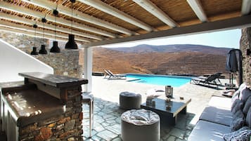 Bar tepi kolam renang