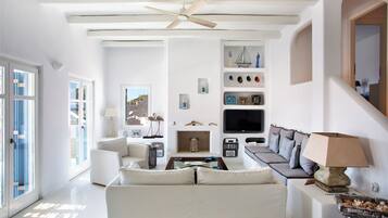 Biệt thự, quang cảnh biển | Khu phòng khách | Smart TV 42-inch có truyền hình kỹ thuật số, lò sưởi, máy in