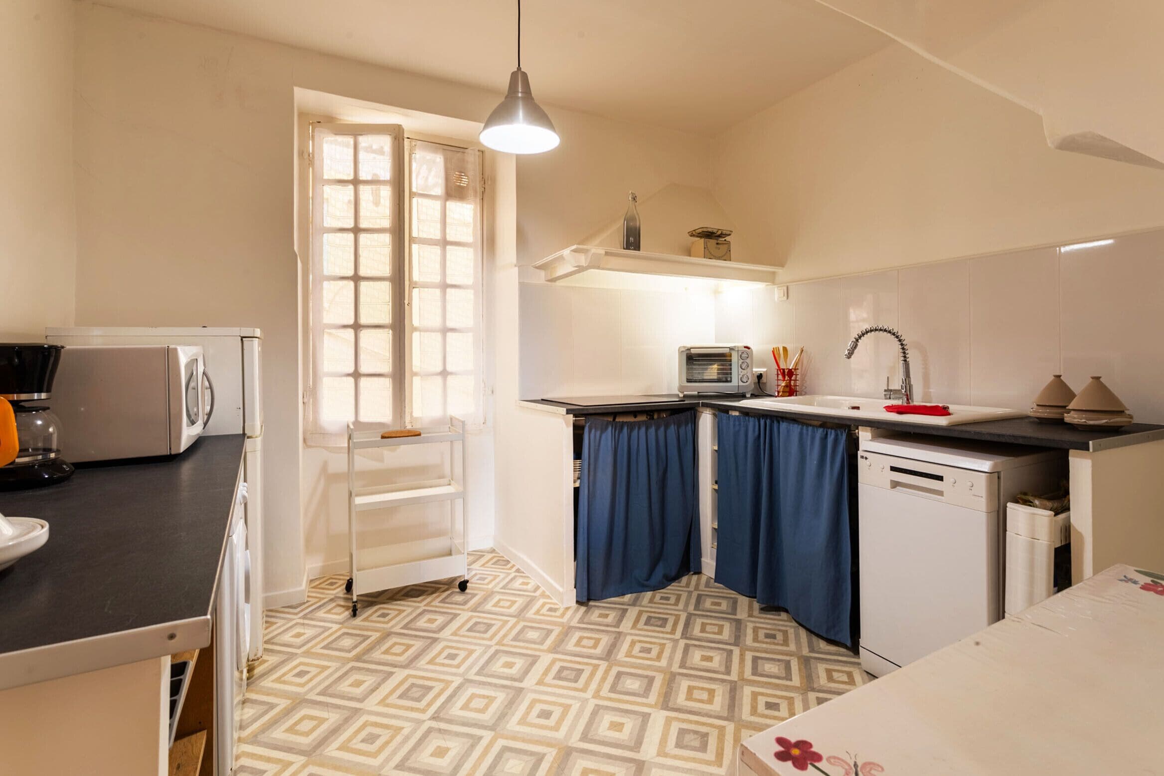 Fridge, microwave, oven, coffee/tea maker