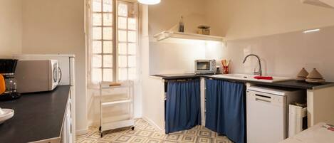 Køleskab, mikrobølgeovn, ovn, kaffe-/temaskine