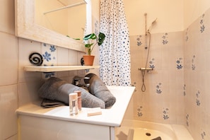 Shower, towels