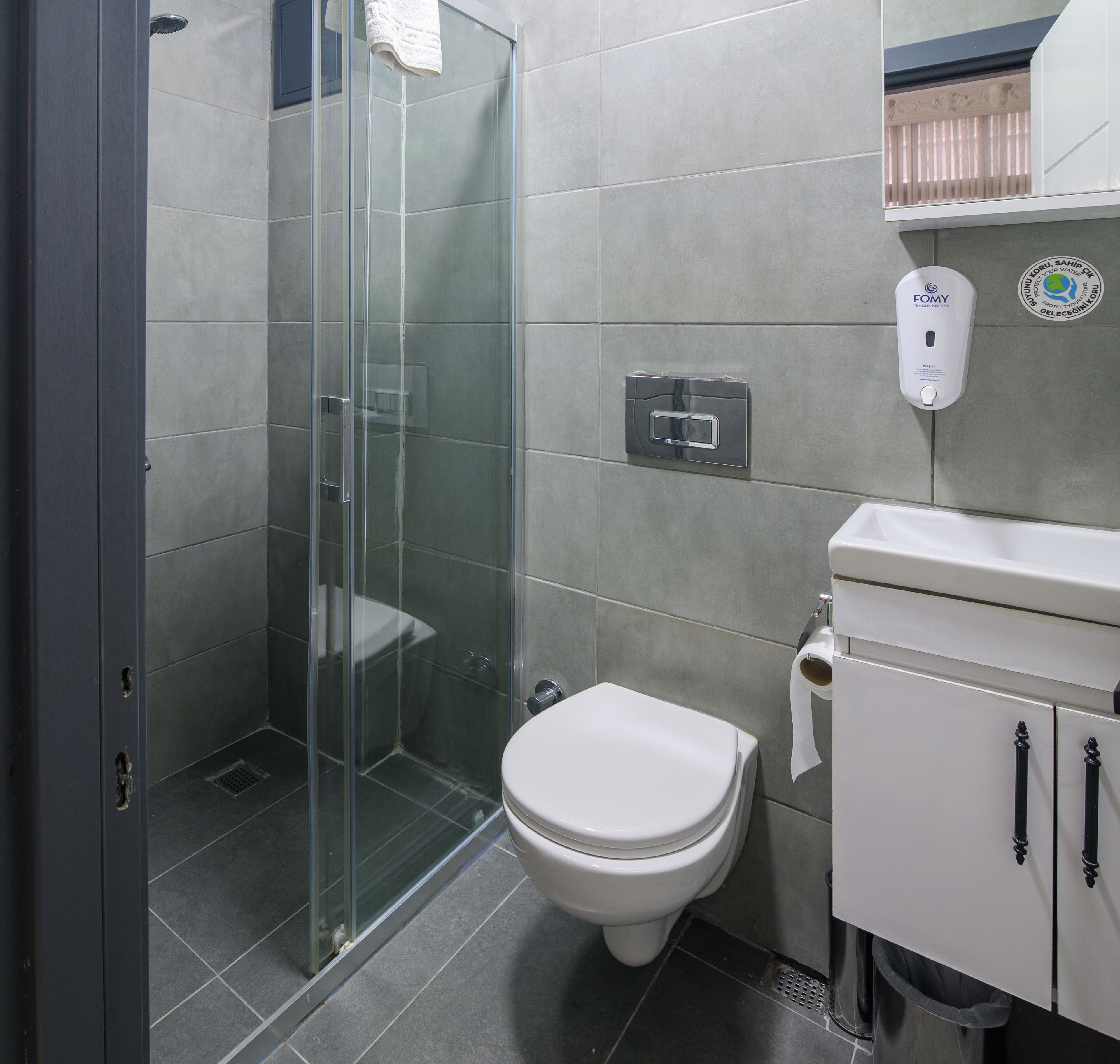 Classic Room, 1 Double Bed, Air conditioning, City View | Bathroom | Shower, free toiletries, hair dryer, slippers