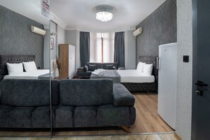 Edredón, decoración personalizada, muebles diferentes y escritorio 