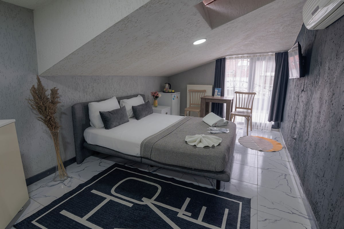 Camera Economy, terrazzo | Copriletto in piuma, con stile personalizzato