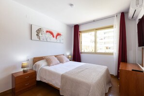 1 bedroom, iron/ironing board, bed sheets - Central Apartment with Pool UHC Marathon 266 (Salou)