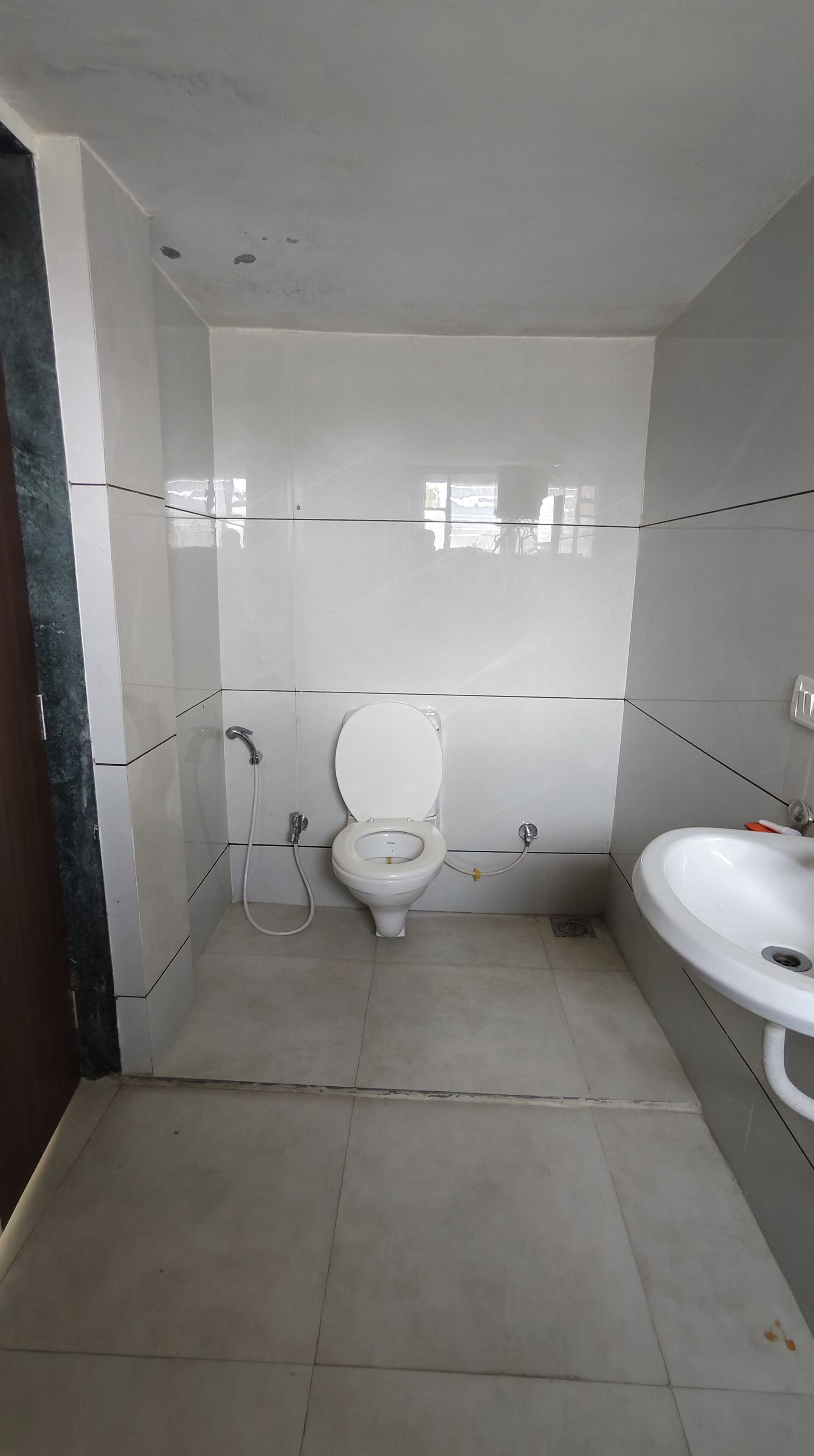 Ein Badezimmer mit Toilette, Waschbecken und Dusche.